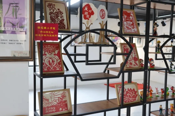 【禁毒同行，青春擔(dān)當(dāng)】保定理工學(xué)院經(jīng)濟(jì)學(xué)院赤焰鐫藝社：非遺剪紙禁毒作品展，以藝傳情，共筑無(wú)毒防線