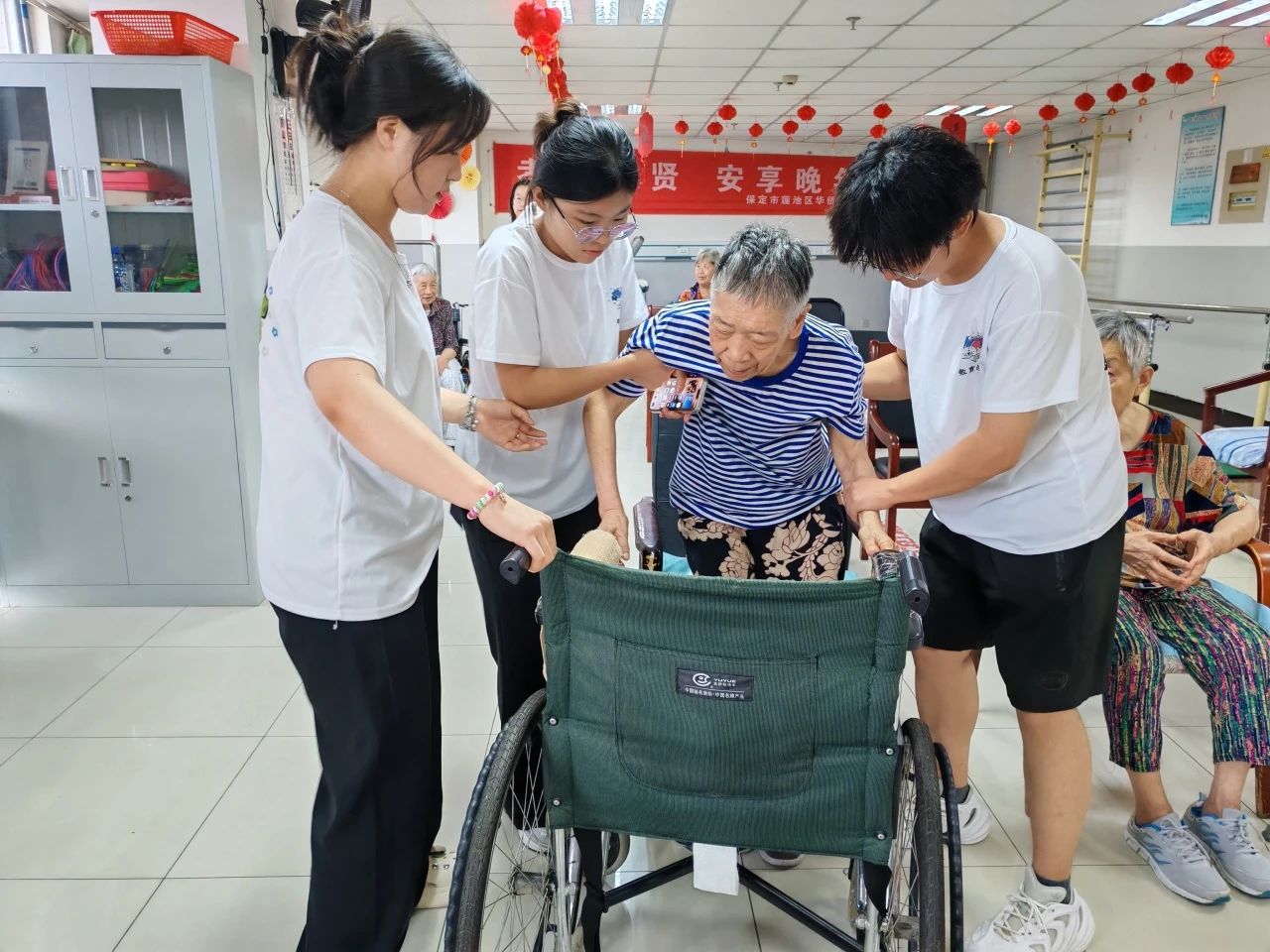 暑期社會(huì)活動(dòng)實(shí)踐（四）：青春暖夕陽，實(shí)踐綻芳華