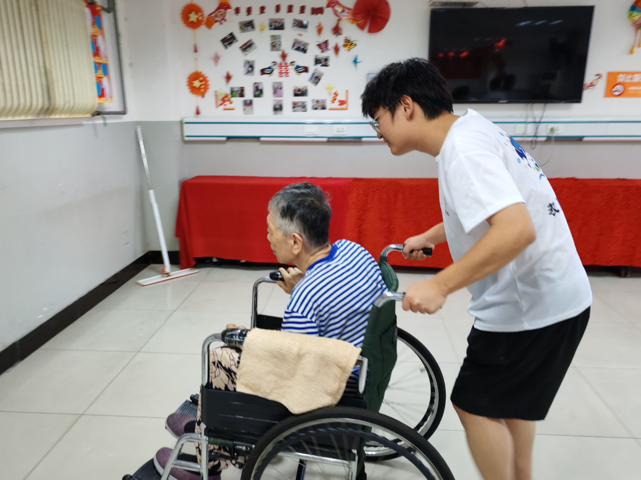 暑期社會(huì)活動(dòng)實(shí)踐（四）：青春暖夕陽，實(shí)踐綻芳華